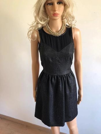 Robe noire crocro sans manches Naf Naf taille 36 jamais portée