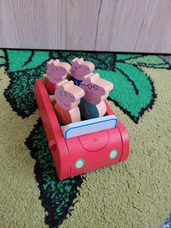 PEPPA PIG LA VOITURE FAMILIALE ROUGE EN BOIS