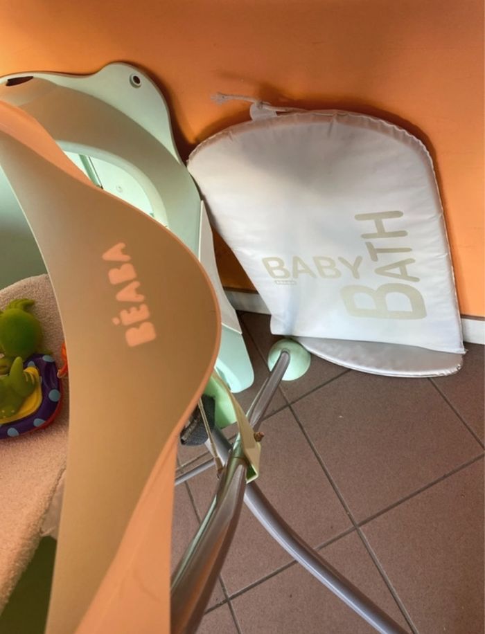 Baignoire bébé 4 pieds pliable avec table à langer amovible et jouets - photo numéro 3