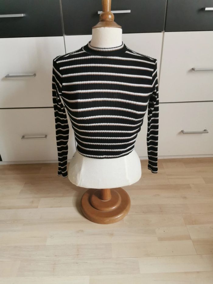 Pull court taille S à rayures
