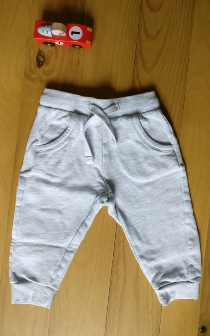 Ensemble jogging+ T-shirt 12 mois - photo numéro 2