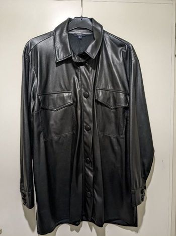 Surchemise Kiabi simili cuir noir. Taille 48