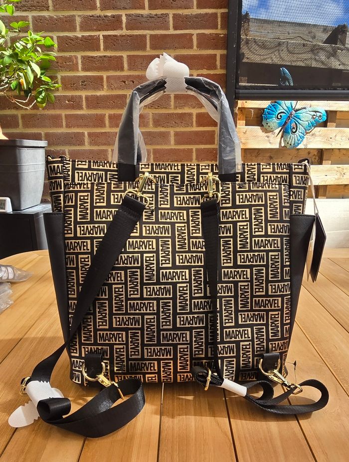Sac à Dos convertible Marvel Gold Logo Loungefly - photo numéro 2