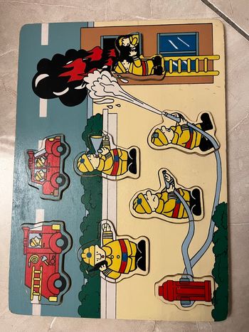 Puzzle en bois pompiers – thème secours – pièces à encastrer