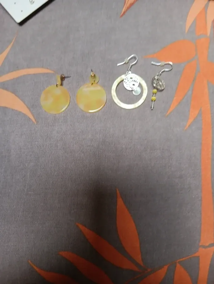 Lot de deux paires de boucles d'oreilles jaune