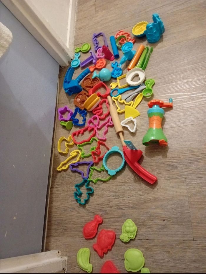 Lot de jouet et pâte à modeler - photo numéro 9