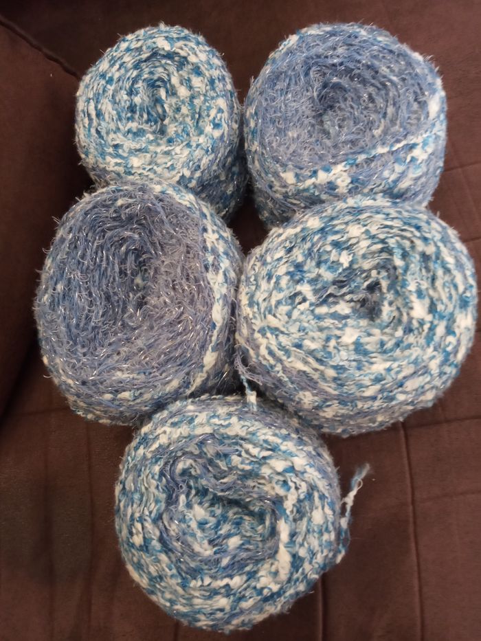 Lot de 5 Pelotes Fantaisies Tons Bleus et Blancs effet bouclettes (440g)