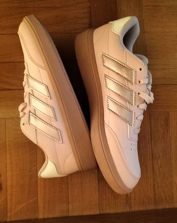 Baskets Adidas roses avec bandes lilas