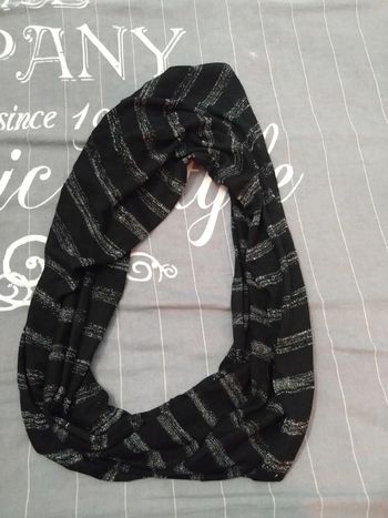 Tour de cou noir et argenté