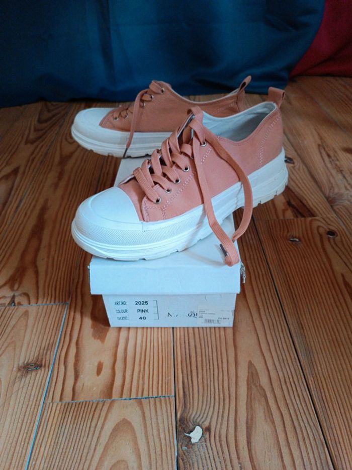 Basket basse taille 40 en parfait état - photo numéro 2