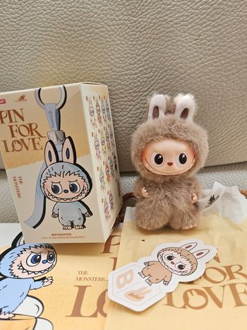 Labubu Pin for Love lettre B marron clair  Pop Mart