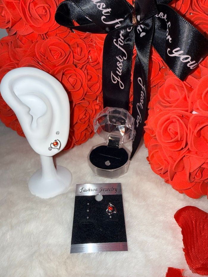 ❤️ Boucles d’oreilles argentées cœur rouge – Élégance et romantisme ❤️ - photo numéro 2