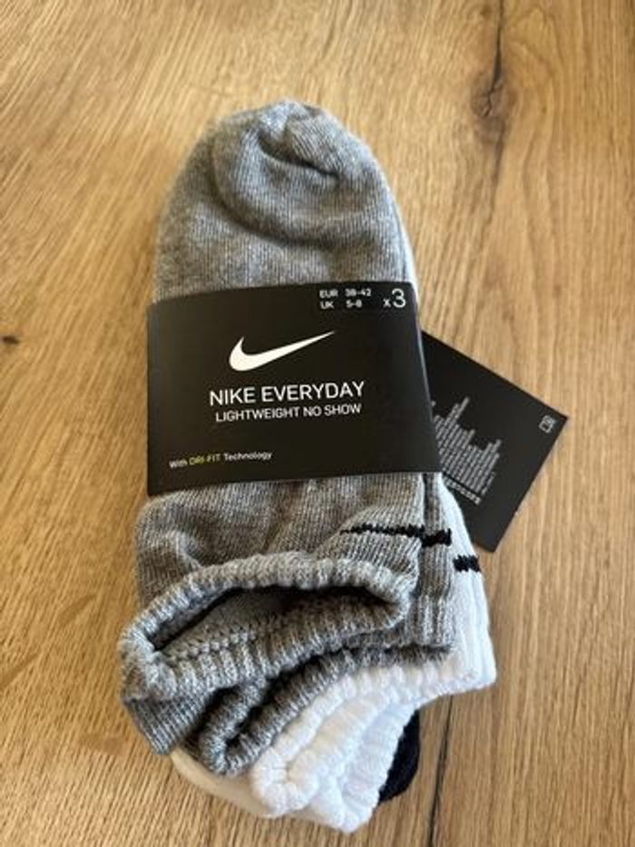 3 paires de chaussettes Nike 38-42 neuves avec étiquette