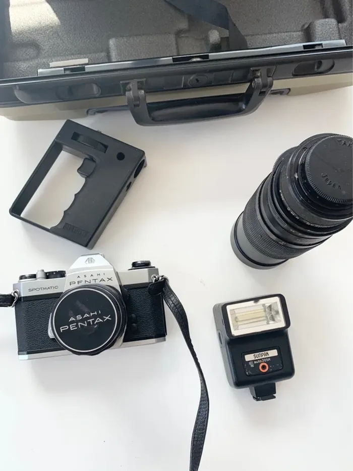 Coffret appareil photo argentique Pentax SP II + accessoires+ objectifs + malette - photo numéro 3