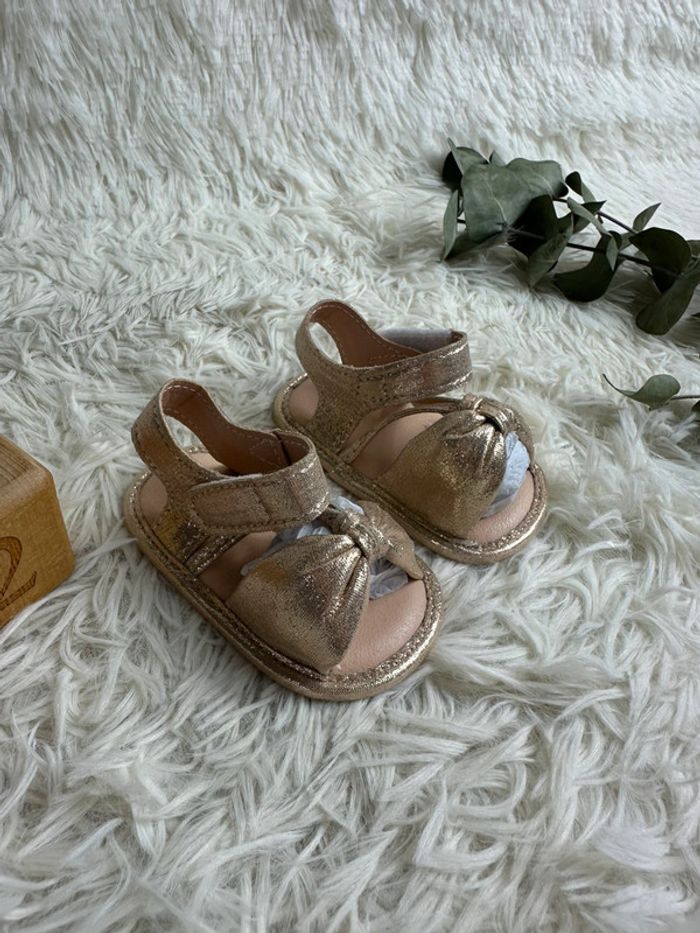 Paire de sandales dorées Shein taille 16 - photo numéro 3