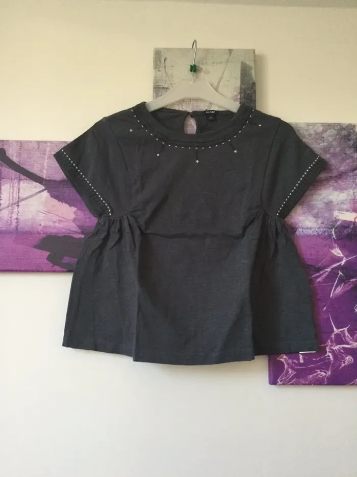T shirt gris avec broderies 10 ans