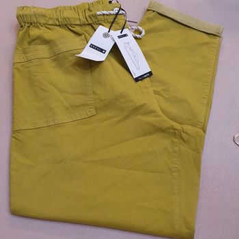 Magnifique pantalon Coupe 7/8eme couleur vert olive Taille haute Breal Taille 48