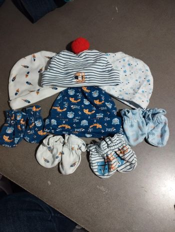 Lot bonnets et gants naissance