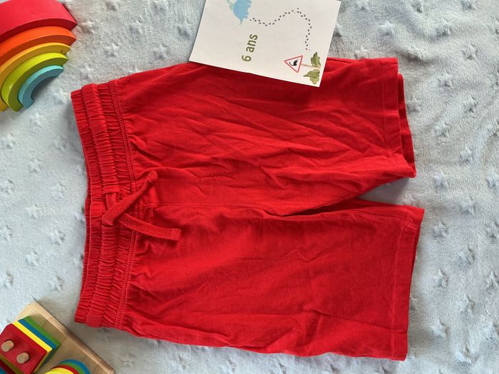 short léger rouge taille élastique lien de serrage 6/7 ans primark
