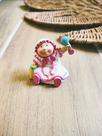 🪆Figurine Cabbage bébé en robe et son hochet année 1984 marque Cabbage Patch kids