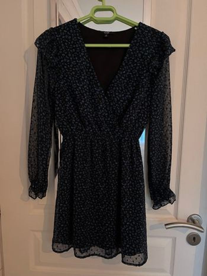 Robe d’hiver noire à fleurs bleues