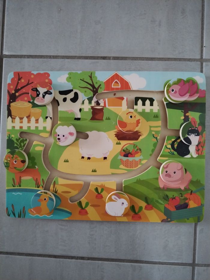 Puzzle en bois utilisé une fois comme neuf