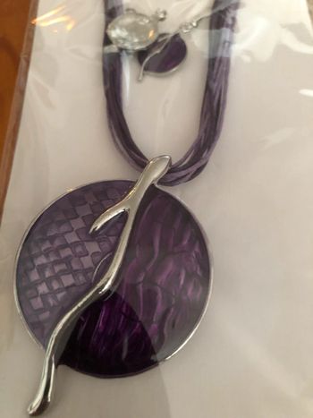 Parure collier et boucles d'oreilles mauves