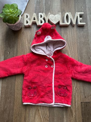 - Veste Tissaia  - 12 mois -  bon état, petite tache  sur la capuche