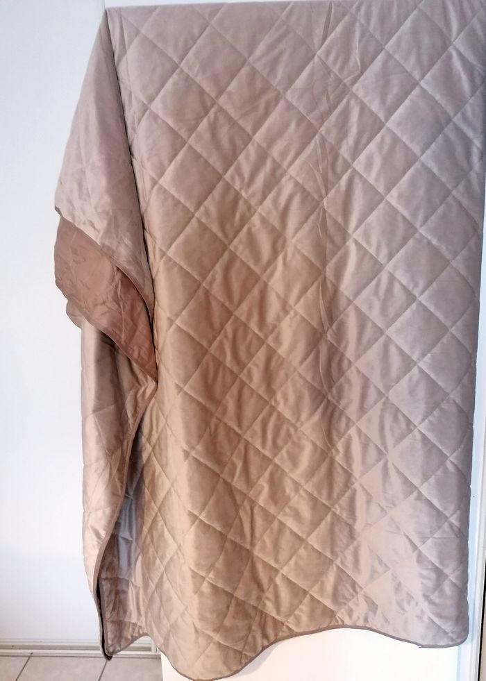 Grand couvre lit 2.60 x 2.50 velours beige doublé avec passepoil. Ikea. - photo numéro 3