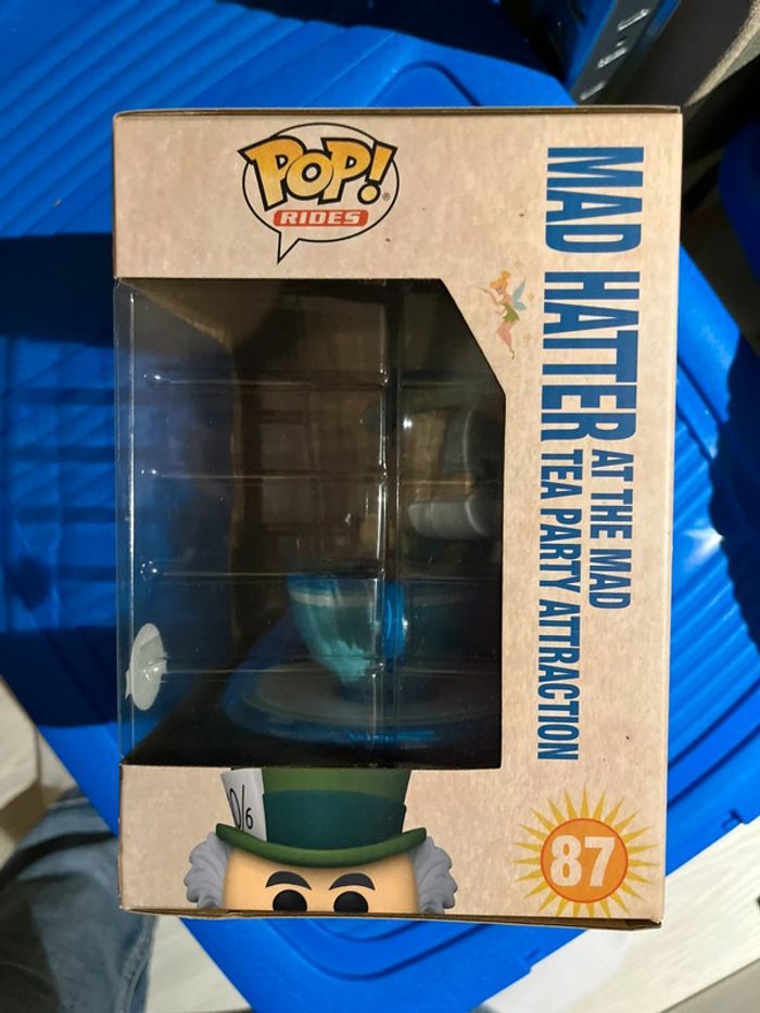 Funko Pop MAD Hatter at the tea party attraction - Alice au pays des merveilles - photo numéro 2