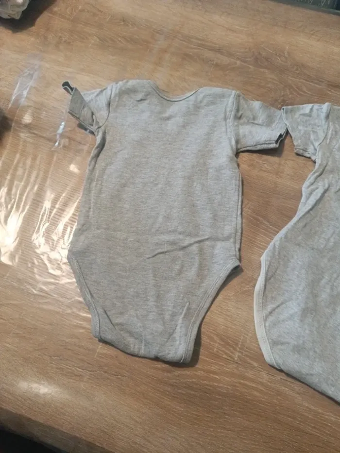 Lot 2 bodies manches courtes 23 mois garçon - photo numéro 4