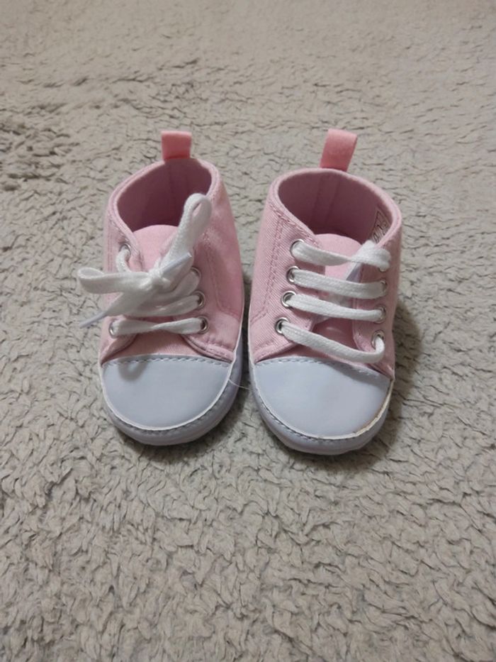 Paire de chaussures rose et blanche