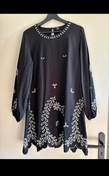 Robe mi-longue brodée Kiabi