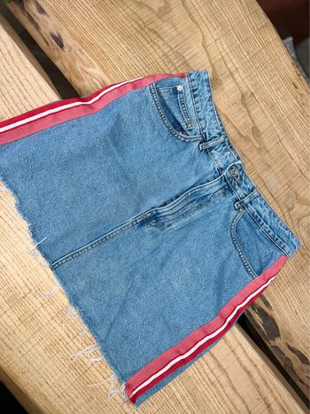 Mini Jupe en jean Zara taille 38 40 bleu rouge bandes