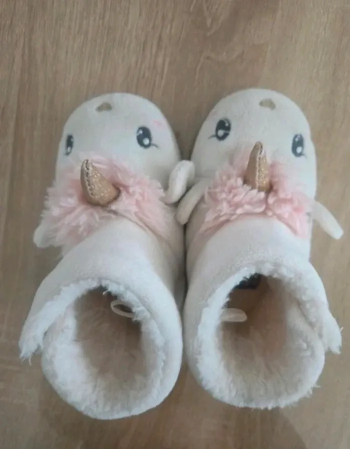 Chaussons licornes pointure 25 - photo numéro 7