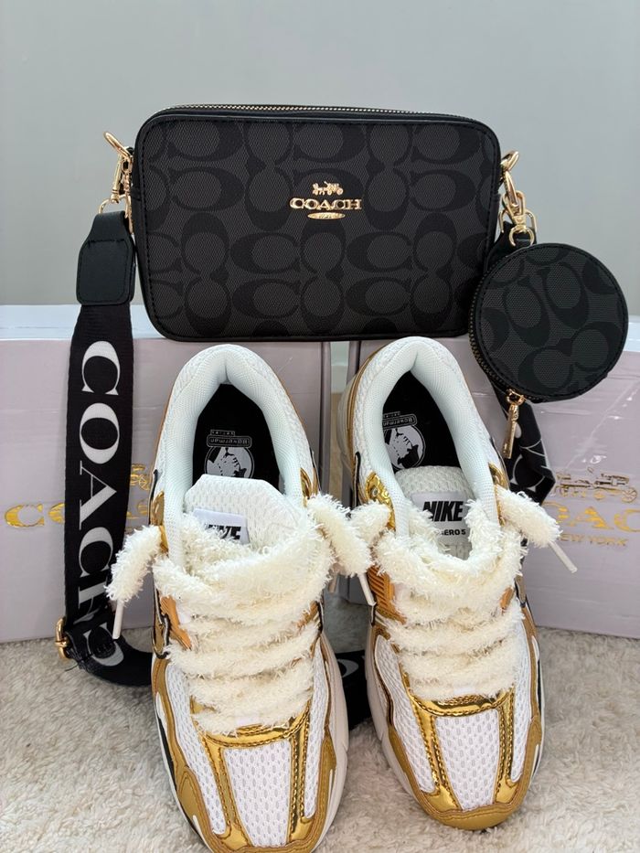 Sac Coach Noir Motif Signature: Chic et Fonctionnel" - photo numéro 3