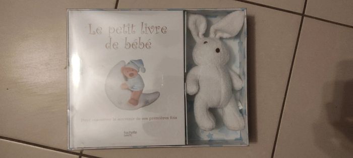 Coffret neuf mon livre de bébé avec peluche doudou lapin
