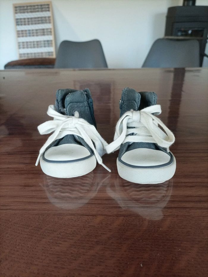Baskets montantes bébé taille 18 - photo numéro 2