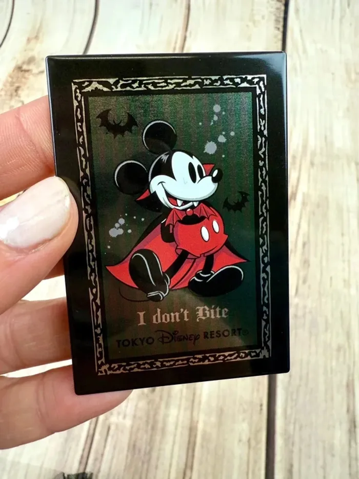 Lot de 2 badges Disney Halloween Mickey & Minnie Vampires Tokyo Disneyland - photo numéro 6