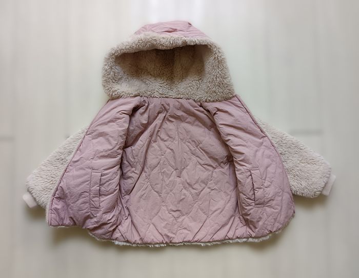 Manteau. Doudoune reversible rose et fausse fourrure à capuche. Zara. Taille 4 - 5 ans. 110 cm - photo numéro 9