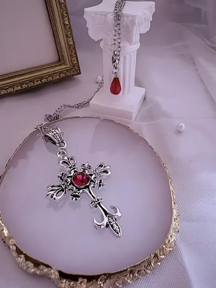 Collier chaîne avec bijoux croix et perle rouge sur le fermoir - photo numéro 2