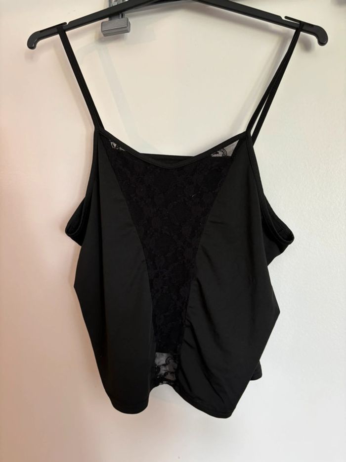 Top noir 1XL avec empiècements dentelle