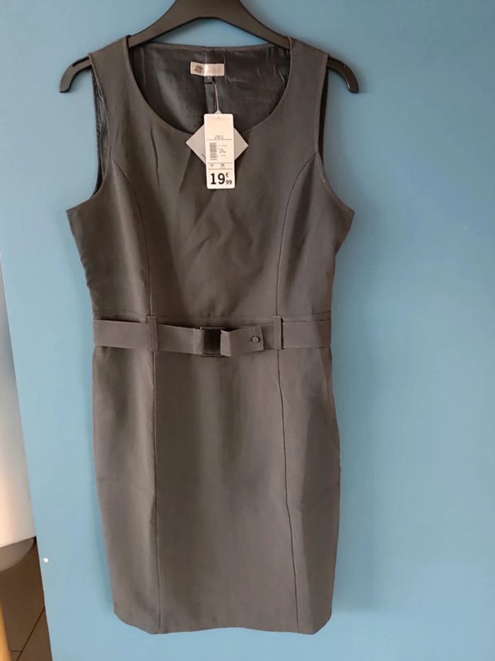 Robe grise neuve