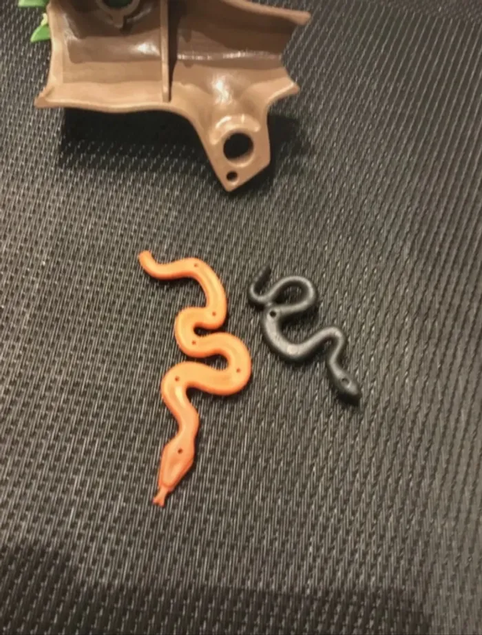 Playmobil lot figurines serpents 1 orange + 1 noir + tronc d’arbre Wiltopia très bon état comme neuf - photo numéro 5