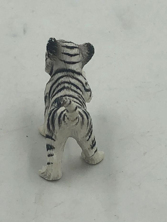 Figurine bébé tigre blanc Bullyland 5 cm - photo numéro 4