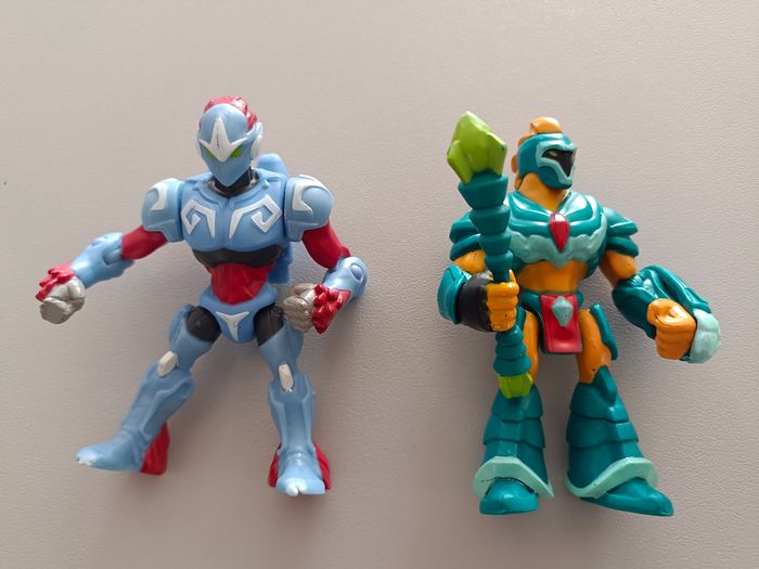 Bracelet Gormiti lumineux et sonore et 2 figurines articulées - photo numéro 2