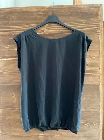 Blouse tee shirt noire ouverte dans le dos