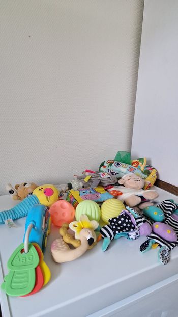 Lot jouets bébé