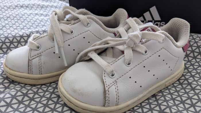 Lot 2 paires baskets Adidas T22 Bon état - photo numéro 4