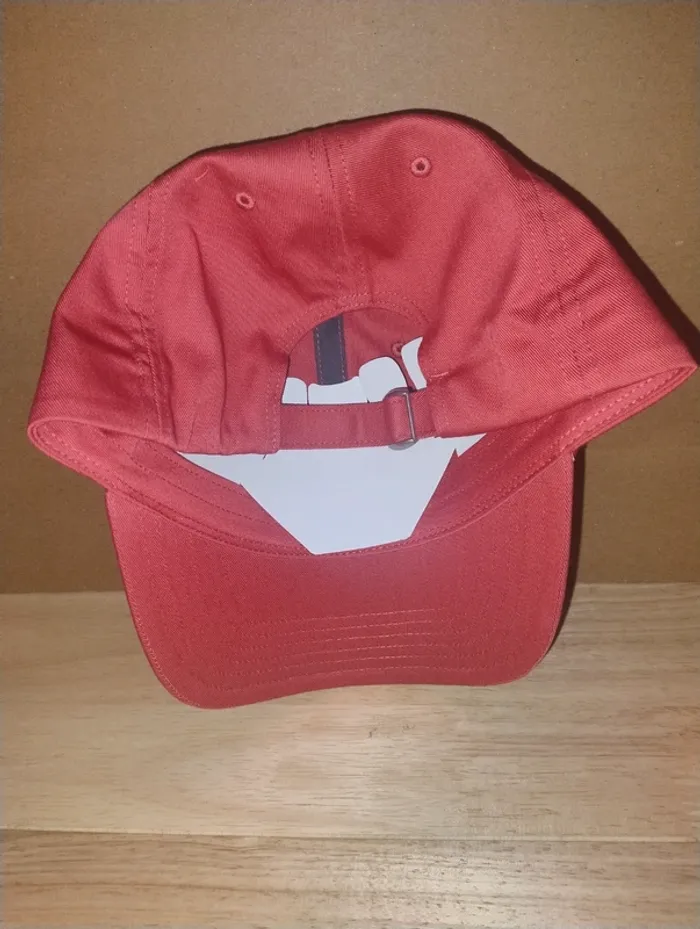 Under armour casquette taille 58/60 de couleur rouge et noire - photo numéro 5